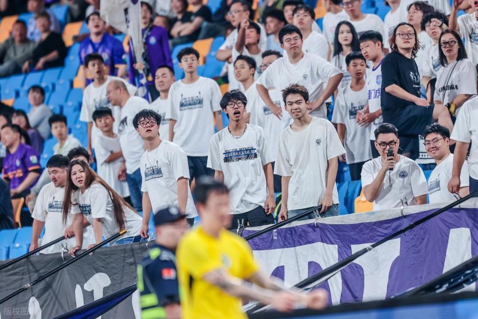 迷面前做出